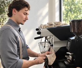 Professioneller Barista an der Espressomaschine.png