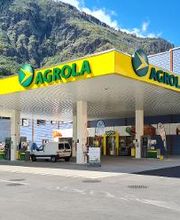 AGROLA Tankstelle in Eyholz mit TopShop und Landi Laden, im Hintergrund Landi Gebäude, Tankstelle überdacht, mehrere Tanksäulen, Berg im Hintergrund