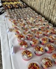 dean&david Catering | Pforzheim - Dessert Buffet mit Smoothie Bowls, Früchten, Granola, Kokosraspeln, Kuchenstücken und Muffins für eine abwechslungsreiche Eventverpflegung.