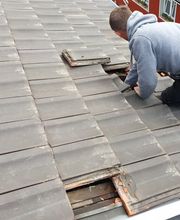 Professionelle Dachreparatur in Weißenthurm bei Neuwied und im gesamten Raum Mayen-Koblenz. Fachgerechte Instandsetzung von Steildächern und Ziegeldächern bei Sturmschäden, Undichtigkeiten oder altersbedingtem Verschleiß – schnell, zuverlässig und vom erfahrenen Dachdeckermeister ausgeführt.
