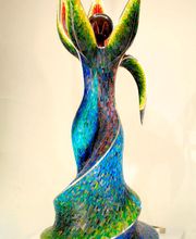 "Belladonna" heißt diese 2 m hohe Skulptur von MosaikMetalArt. Mit Edelstahl eingefasst ist diese Mosaikarbeit aus Muranoglas, Fliesenmaterial und anderen Gläsern. Idee Mosaikkünstlerin I. M. Orecher