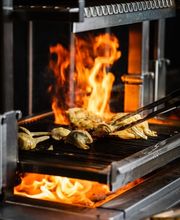 Ottolenghi Genève. Une expérience culinaire méditerranéenne savoureuse à Genève.
Cuisine au gril.