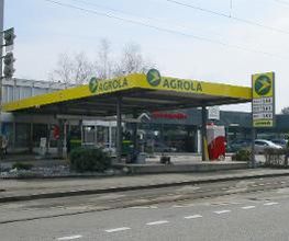 AGROLA Tankstelle in Aarwangen bei Citroen Garage (im Hintergrund). Überdacht.