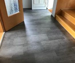 Flur mit Vinylboden von Amtico verlegt.