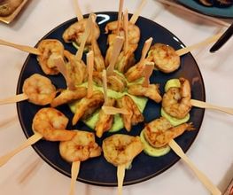 Würzige Garnelenspieße auf Kräuterdip – feines Meeresfrüchte-Fingerfood frisch zubereitet von Christians Catering Bernburg für Hochzeiten und Business-Events.