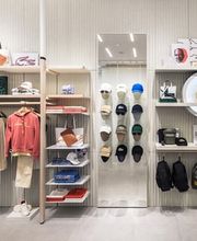 Lacoste Marseille Terrasses du Port image 2