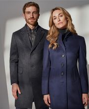 Duo in reinen Kaschmirmänteln