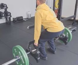 LIFE PERFORMANCE TRAINING | Personal Training Nürnberg - Mann beim Trap Bar Deadlift mit Gewichtsscheiben im Functional Training Bereich, kraftvolle Übung für Beine, Rücken, Gesäß und Ganzkörperkraft.
