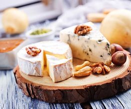 Frischetheke Käse
Für Käse-Fans halten wir neben Wurst und Fleisch natürlich zahlreiche Käsesorten vor. Aus eigener Herstellung stammen der Frischkäse und die Salate wie z.B. Fleischsalat oder auch Kartoffelsalat.