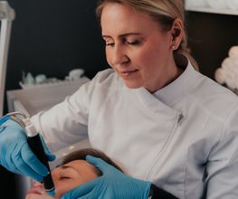 Hydrafacial-Behandlung Mann im Kosmetikstudio von Margarita M. Cosmetics in Remscheid