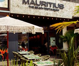 We are Mauritius, gutes Essen schmeckt noch besser, wenn man es teilt! Lachen, anstoßen, genießen – genau so geht ein perfekter Tag im Mauri. Ob mit der Crew, der Family oder deinem Lieblingsmenschen – hier dreht sich alles um gemeinsame Genussmomente.