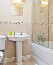 SANITÄRINSTALLATIONEN, SERVICES & REPARATUREN
Sanitärinstallationen sind das Herzstück eines jeden Gebäudes - ob Zuhause, im Büro oder im öffentlichen Raum. Die Bedeutung von qualitativ hochwertigen Sanitäranlagen kann gar nicht genug betont werden. Sie beeinflussen nicht nur unseren täglichen Komfort, sondern auch unsere Gesundheit. Mit jahrelanger Erfahrung und einem Auge fürs Detail sind wir Ihr verlässlicher Partner für Sanitärinstallationen aller Art. Ob es sich um eine komplexe Neukonstruktion handelt oder um kleinere Reparaturarbeiten - wir stehen Ihnen mit Rat und Tat zur Seite. Zudem bieten wir umfassende Serviceleistungen an, damit Ihre Sanitäranlagen stets in einwandfreiem Zustand bleiben.