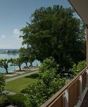 DAS HAUS AM SEE. Genießen Sie den direkten Seeblick von Ihrem privaten Balkon aus. Erleben Sie, wie das Haus mit dem See lebt und der stete Blick auf das Wasser den Rhythmus Ihres Aufenthalts bestimmt.