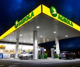 AGROLA Tankstelle in Malters; Nachaufnahme; Dach hell beleuchtet; Mit TopShop; helle Beleuchtung am Shop;