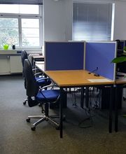 Ein geräumiger Raum mit mehreren PC-Arbeitsplätzen.