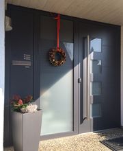 Haustür Aluminium mit Seitenteil und integriertem Briefkasten