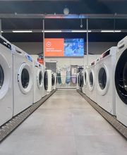 Avec une machine à laver nouvelle génération, oubliez la corvée de lessive ! Pour les petits espaces, le lave-linge top ou l’encastrable se glisse partout. La machine à laver hublot libère l’espace au-dessus de l’appareil et embarque les dernières technologies, pour économiser eau et énergie. Vous avez besoin de gagner du temps ? Adoptez le lave-linge séchant ! Machine a laver miniature ou familiale, la contenance de la cuve s’adapte à vos besoins. Vous pouvez également laver vos couettes si vous optez pour un machine à laver 10kg ou un machine à laver 12kg. Découvrez les plus grandes marques de lave linge comme Bosch, Miele, Samsung, LG, Electrolux, etc…