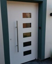 Haustüre aus Aluminium mit Edestahlgriff