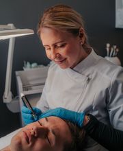 Hydrafacial-Behandlung Mann im Kosmetikstudio von Margarita M. Cosmetics in Remscheid