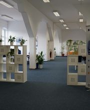 Großer Schulungsraum mit zwei Kallax Regalen als Raumtrenner.