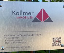 Firmenschild von Kollmer Immobilien am Standort Großenseebach. Dein Immobilienmakler und Sachverständigenbüro vor Ort.