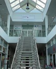 Treppe zum Eingangsbereich der WBS TRAINING Hellersdorf.