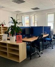 Schulungsraum mit arbeitsplätzen und regalen für die Teilnehmer