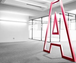 Adimmo Logo in leerem Raum diagonal von hinten