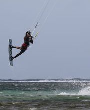 Kitesurfer beim Sprung
