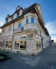 Academy Fahrschule Baumann - Stuttgart Vaihingen - Eckansicht einer Fahrschule in Stuttgart-Vaihingen mit großer Fensterfront, auffälliger Werbung und gut sichtbarem Standort an einer belebten Straße.