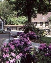 Hofanlage mit Mühle, Delikatessgeschäft und Restaurant Schnabuleum