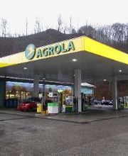 AGROLA Tankstelle in Oensingen; regnerische Aufnahme; überdachte Tansktelle mit drei Säulen und TopShop