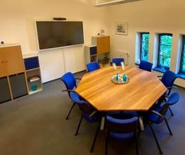 Meetingraum für kleine Veranstaltungen mit Touch-TV und WLAN.