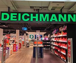 Auf dem Bild ist der Eingangsbereich der Deichmann-Filiale in Überlingen abgebildet.