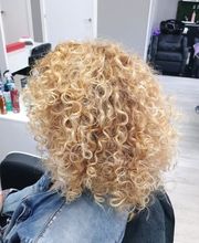 peluqueria_siglo_XXI_fuenlabrada_melena_rubia_rizo.jpg