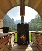 Fasssauna aus Red Cedar mit Glaskuppel und ergonomischer Sauna Bank mit einem Holzofen oder elektrisch beheizt ist die die Gartensauna für Wellness Zuhause. Als Outdoor Sauna das ganze Jahr Zuhause Wellnessfeeling.