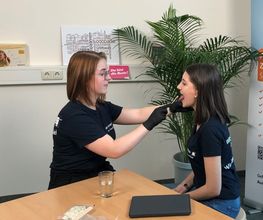 Schülerinnen üben während ihrer Ausbildung "Logopäd:in".