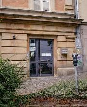 Hauseingang eines Bürogebäudes