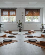 Webstudio Dresden Heller Seminarraum mit Meditationsmatten und Kissen, ideal für Workshops, Yoga und Achtsamkeit.