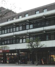 Bürogebäude mit Ladenzeile im Erdgeschoss