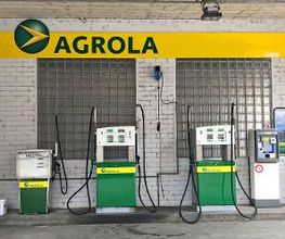 AGROLA Tankstelle in Bätterkinden mit zwei Tanksäulen und Zahlterminal