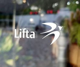 Lifta Treppenlift in modernem Wohnzimmer, sichere Mobilität für Senioren