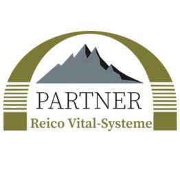 Professionelle Futterberatung für REICO-Neukunden – mit Herz und Fachwissen

Seit vielen Jahren sind ich, Ronny Rißmann-Wieland, und das Team von LIEBE FÜTTERN Ihr verlässlicher Ansprechpartner für hochwertiges Hundefutter, Katzenfutter und Produkte für Pferde. Als erfahrener Reico-Partner stehen wir Ihnen nicht nur bei Fragen zur artgerechten Fütterung, sondern auch rund um die Gesundheit und Haltung von Hund, Katze und Pferd beratend zur Seite.

Unser qualifiziertes Team setzt sich aus Tierärzten, Tierheilpraktikern, Tierphysiotherapeuten, Züchtern und Hundetrainern zusammen. Gemeinsam bieten wir Ihnen eine kostenlose, individuelle Beratung zu allen Themen der Tierernährung und -pflege – kompetent, persönlich und engagiert.

Bei uns erhalten Sie nicht nur artgerechtes, qualitativ hochwertiges Futter, sondern auf Wunsch auch Unterstützung, die über die Ernährung hinausgeht. Wir begleiten Sie bei der Gesundheitsvorsorge Ihres Tieres und stehen Ihnen jederzeit mit Rat und Tat zur Seite.

Das Team von LIEBE FÜTTERN ist täglich von 8:00 bis 22:00 Uhr für Sie erreichbar. Über WhatsApp können Sie uns besonders schnell kontaktieren – wir freuen uns darauf, Ihnen und Ihrem Vierbeiner zu helfen!