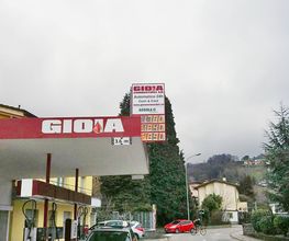 AGROLA Tankstelle in Ponte Capriasca; GIOIA Tankstelle; an Strasse gelegen;