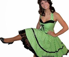 Punktekleid in frischem Grün mit schwarzen Tupfen