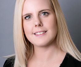 Frau mit blonden Haaren und einem schwarzen Oberteil