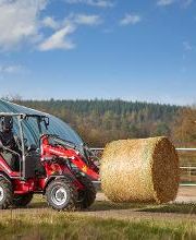 Weidemann Hoftrac 1390 im Einsatz auf einem Pferdehof mit Ballenspieß.