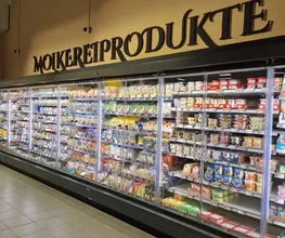 Molkereiprodukte
Unsere gut gekühlte Top-Auswahl an Molkereiprodukten besticht durch Qualität, Regionalität und Frische. Greifen Sie nach Herzenslust in die Selbstbedienungs-Regale: Sie finden neben Standardartikeln von EDEKA unter anderem geschmackvolle Fleisch- und Wurst-Erzeugnisse der NATUR-Fleisch GmbH Rennweg, abgepackte Wurstwaren von Die Thüringer, Feinkostsalate von Schwarzbach Feinkost sowie Born Senfprodukte in eigenen Regalen.