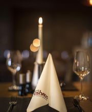 Romantische Stimmung im Restaurant bei Kerzenschein und gutem Wein