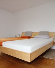 ... verleiht dem Bett einen schwebenden Charakter.